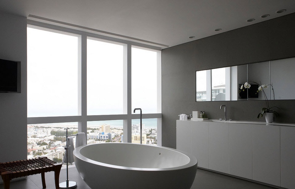 Panoramafenster in einem grauen Badezimmer
