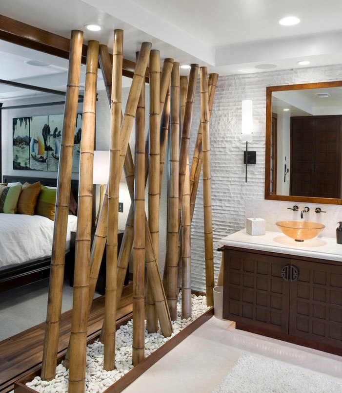 Großer dekorativer Bambus im Badezimmer
