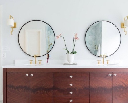 Cermin bulat di pedalaman bilik mandi