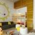 Kinderzimmer mit gelben Elementen.