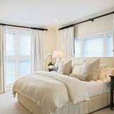 Interior bilik tidur yang spektakuler dengan langsir putih