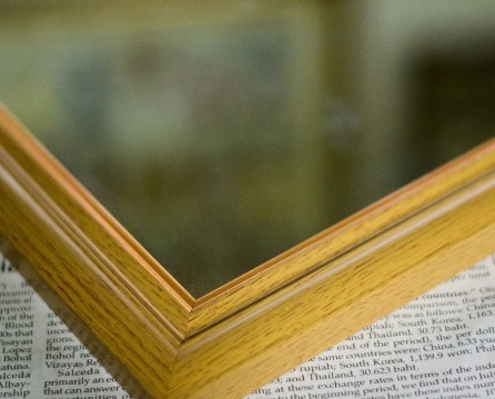 Ecke eines Holzrahmens für einen Zeitungsspiegel