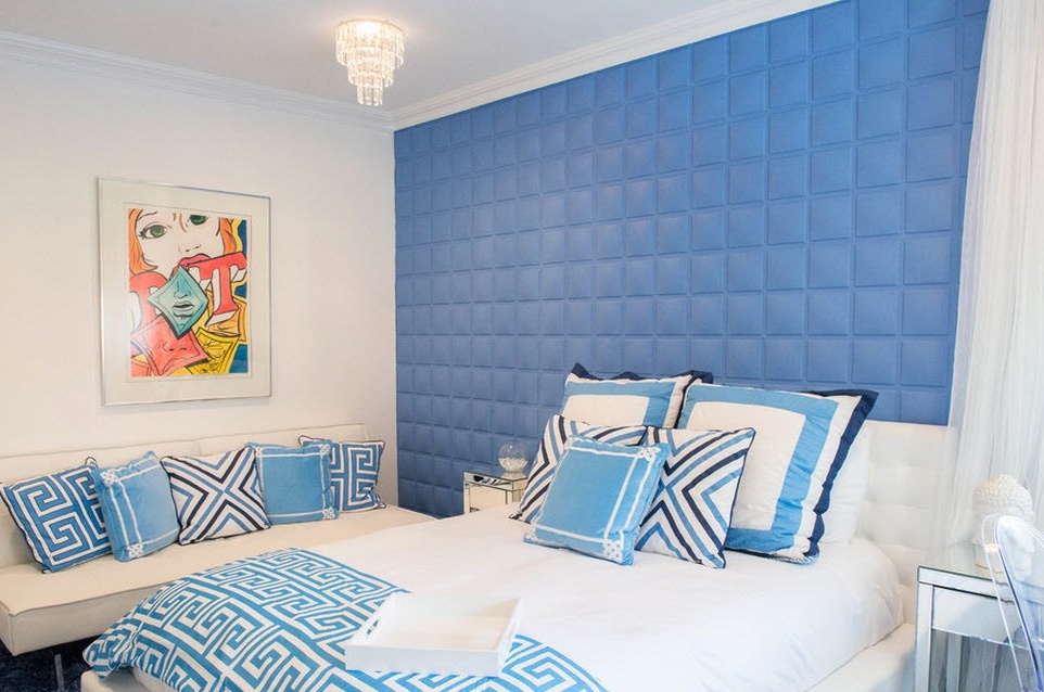 Dinding biru di dalam bilik tidur