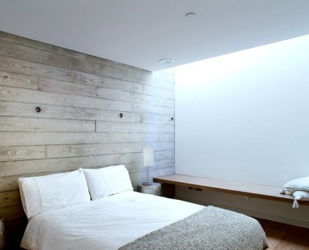 Holzwand im Schlafzimmer Interieur