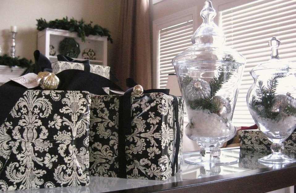 Kotak hitam dan putih untuk hadiah Krismas.
