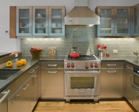 Dapur moden dalam warna-warna cerah