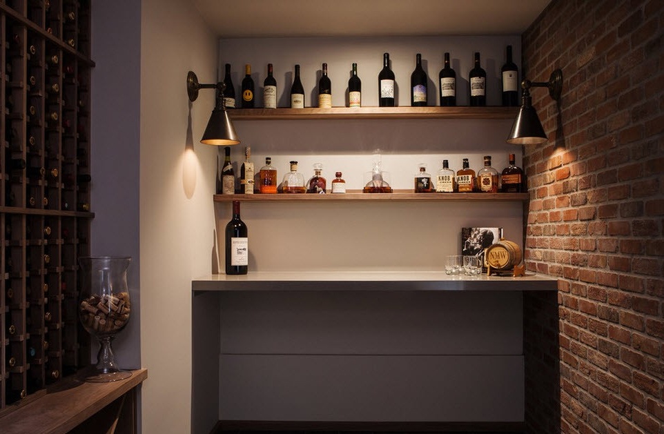 Sebuah bilik penyimpanan kecil berubah menjadi bilik yang selesa dan berfungsi di bilik bawah tanah wain rumah