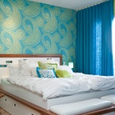 Tirai biru di dalam bilik tidur