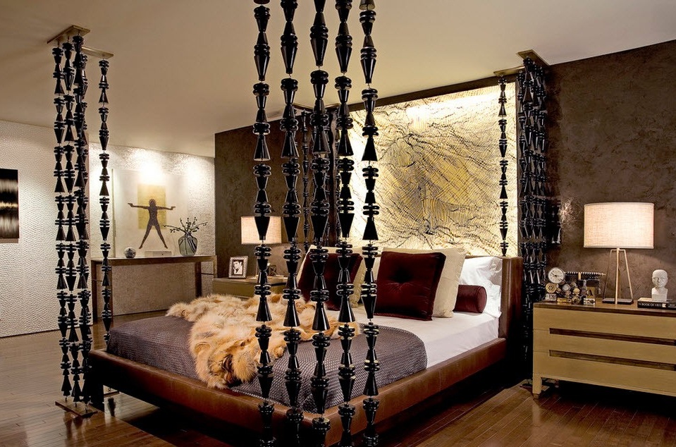Geschnitzte, raumhohe Halterungen auf einem hängenden Bett
