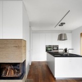 Gabungan fasad putih perabot dapur dengan lantai kayu