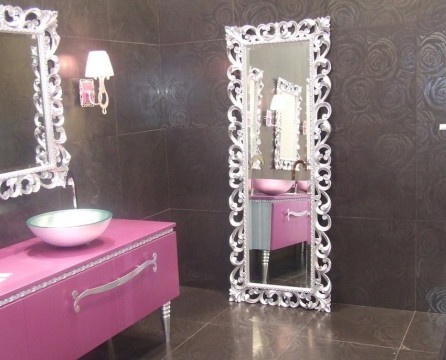 Spiegel im klassischen Stil