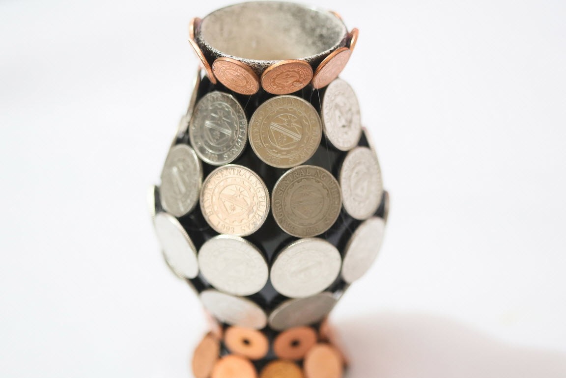Vase mit Münzen ohne Blumenstrauß geklebt
