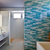 Blaue Fliese im Design des Badezimmers