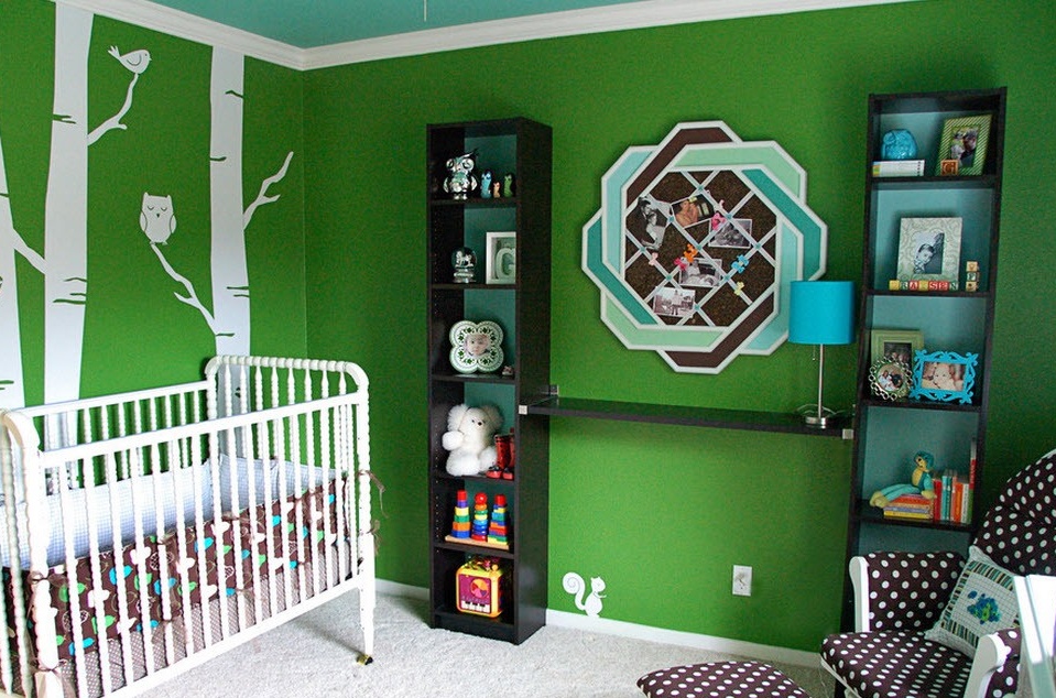 Grüne und braune Farbe im Inneren des Kinderzimmers