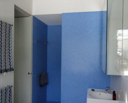 Jubin biru di bilik mandi