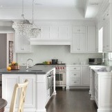 Innenausstattung der grauen und weißen Küche