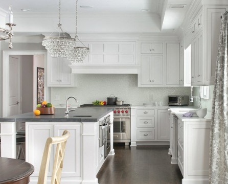 Interior dapur kelabu dan putih