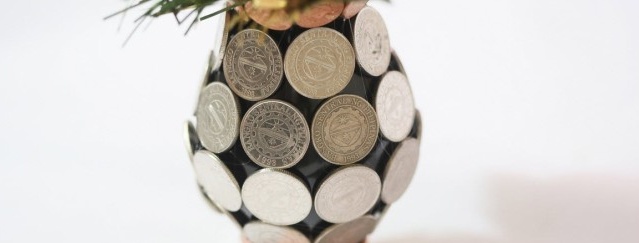 Vas terpaku dengan duit syiling, dengan sejambak