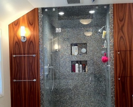 Eine hervorragende Dekoration des Badezimmers wird eine kontrastierende Duschkabine sein