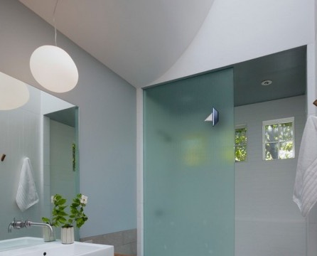 Kabin mandi dengan partition tidak memerlukan penyelesaian khusus untuk kemasukannya dalam latar belakang warna umum bilik mandi