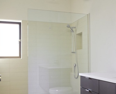 Eine Duschkabine mit einer Trennwand erfordert keine speziellen Lösungen, um in den allgemeinen farbigen Hintergrund des Badezimmers aufgenommen zu werden