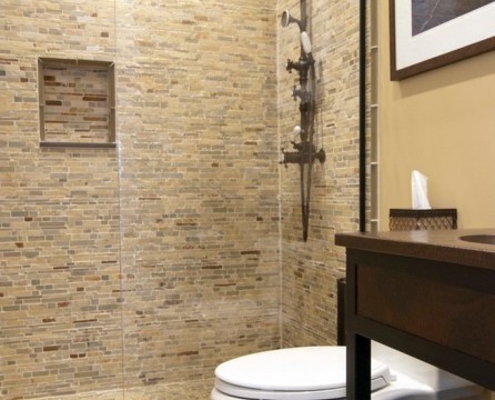 Badezimmer mit Mosaik-Kunststoffplatte